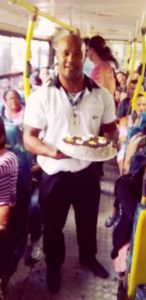 O aniversário de 36 anos de Iran foi comemorado dentro do ônibus, com todos os passageiros.